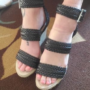 Black wedges